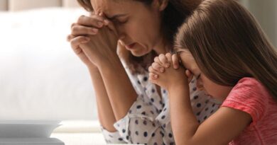 Prayer for a child's journey into adulthood - एक बच्चे की वयस्कता की ओर यात्रा के लिए प्रार्थना